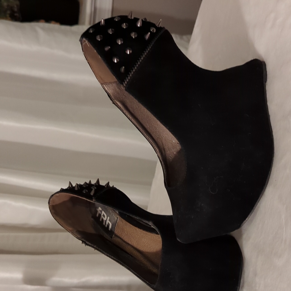 Size 6 Spiked Knock-out heel.